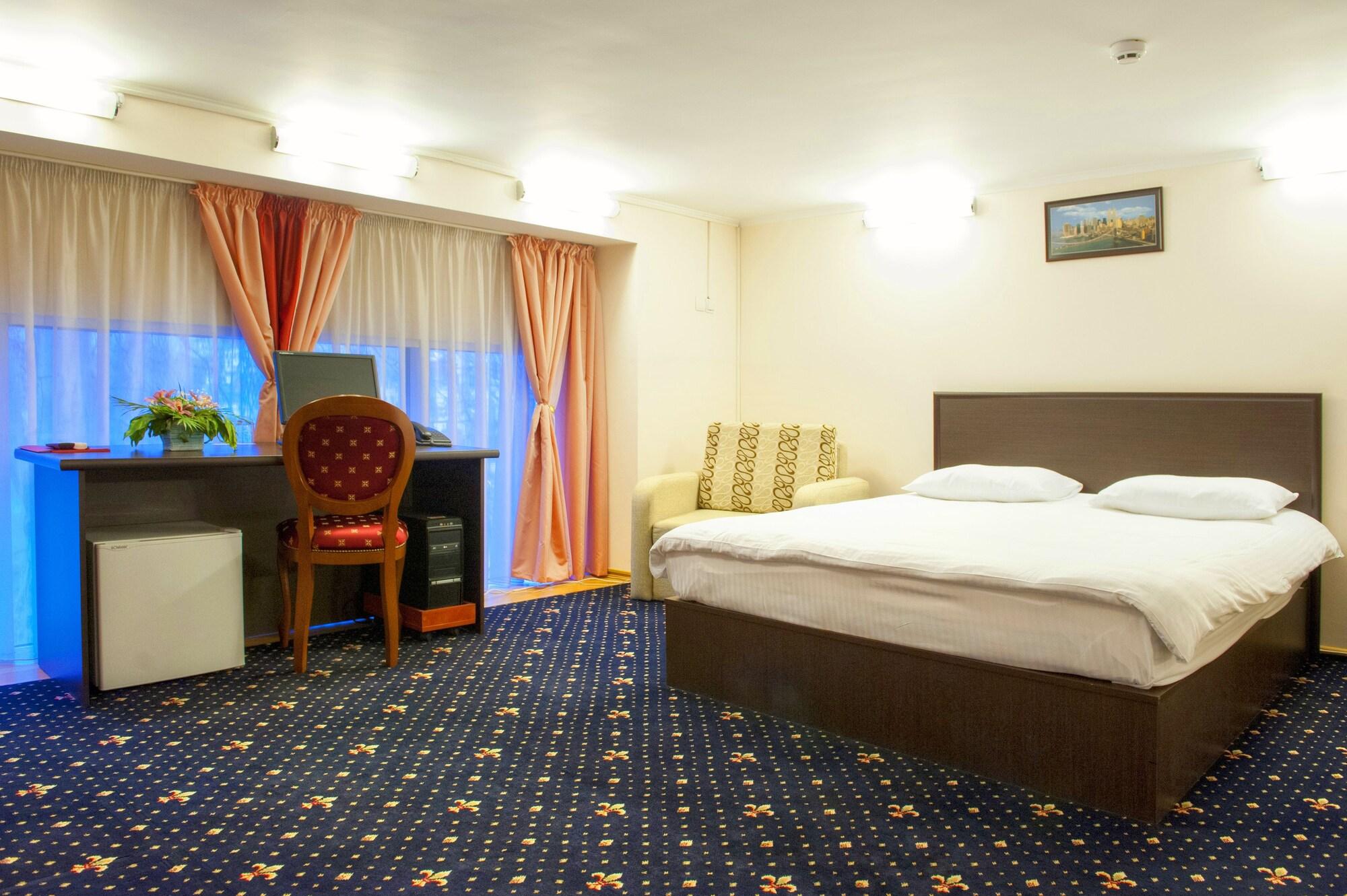 צ'יסינאו Manhattan Hotel & Restaurant מראה חיצוני תמונה