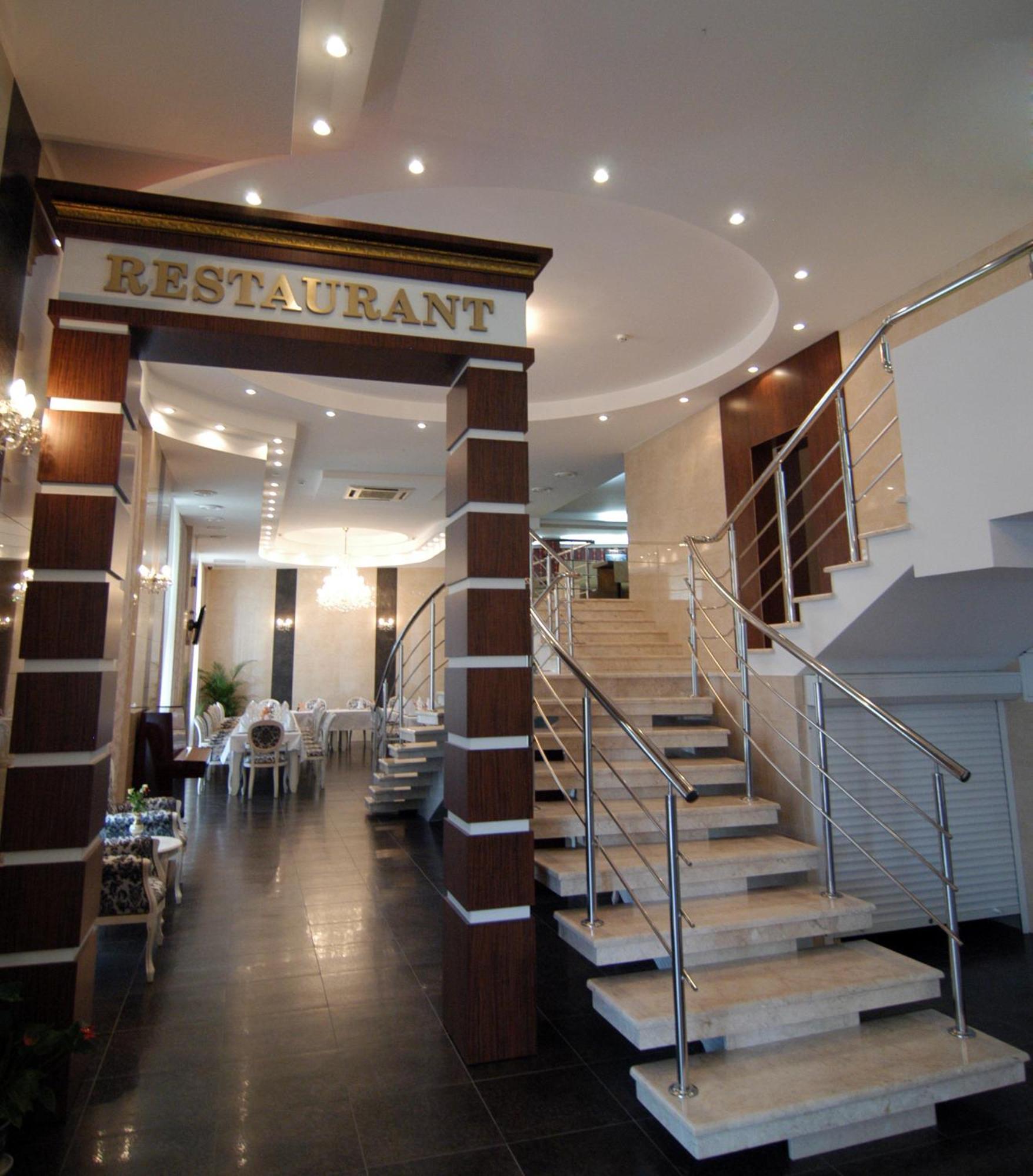 צ'יסינאו Manhattan Hotel & Restaurant מראה חיצוני תמונה