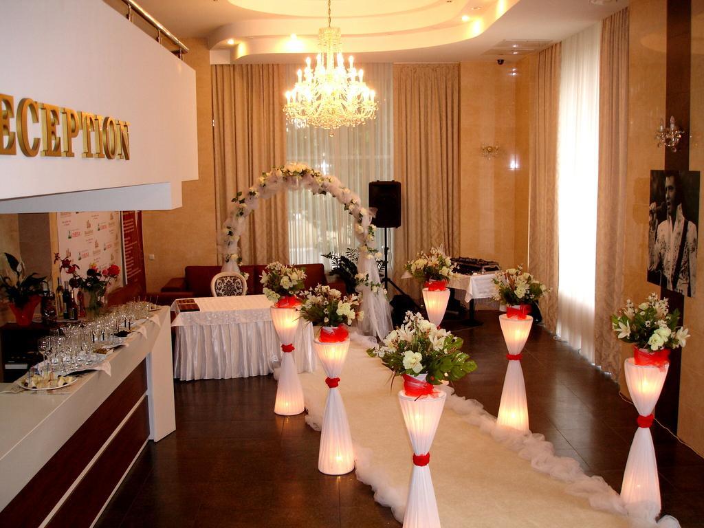 צ'יסינאו Manhattan Hotel & Restaurant מראה חיצוני תמונה