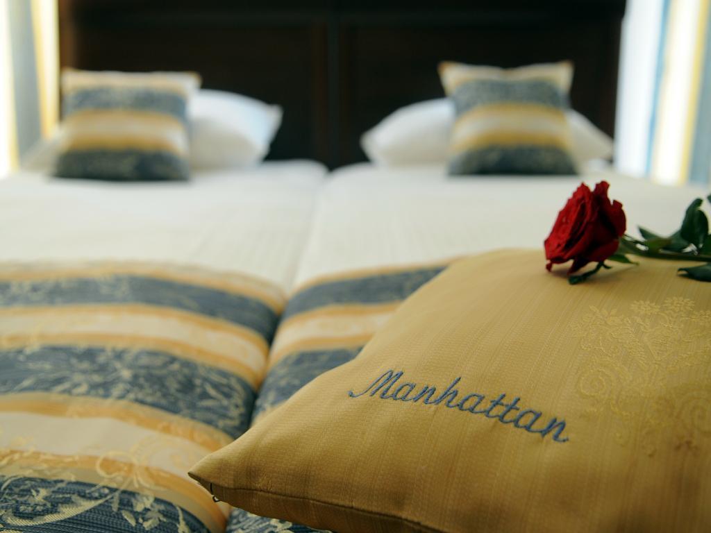 צ'יסינאו Manhattan Hotel & Restaurant מראה חיצוני תמונה