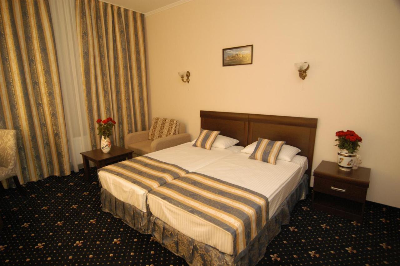 צ'יסינאו Manhattan Hotel & Restaurant מראה חיצוני תמונה