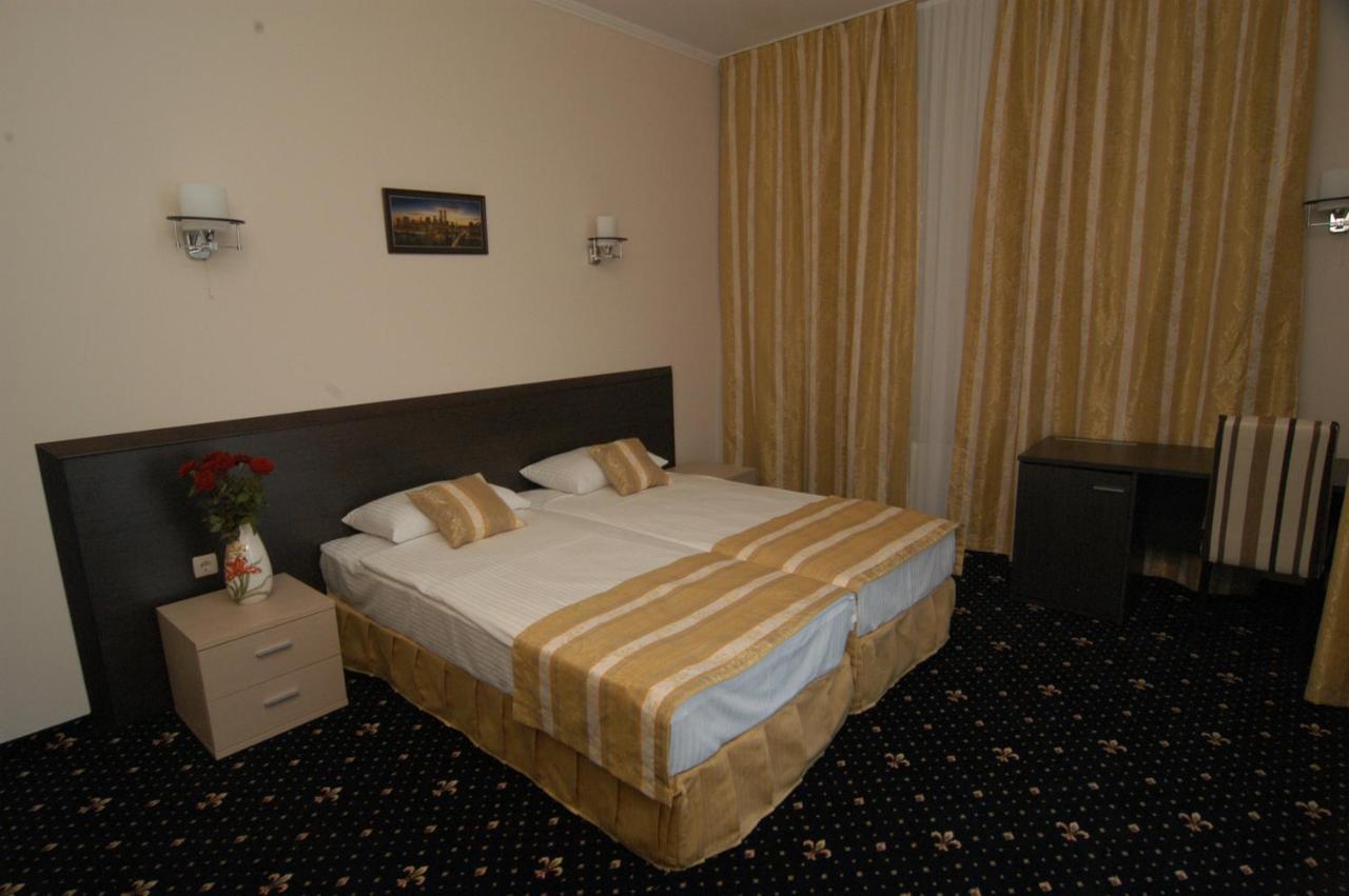 צ'יסינאו Manhattan Hotel & Restaurant מראה חיצוני תמונה