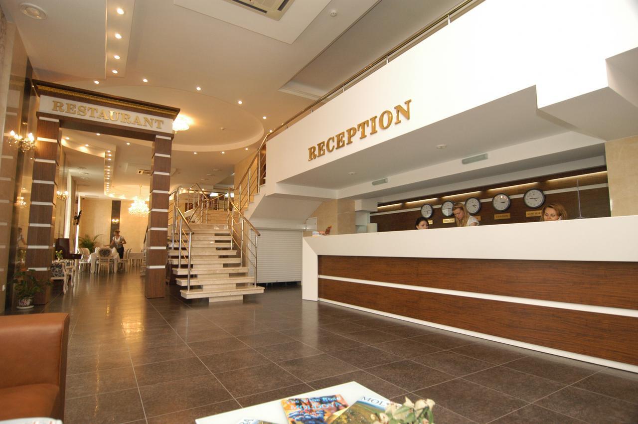 צ'יסינאו Manhattan Hotel & Restaurant מראה חיצוני תמונה
