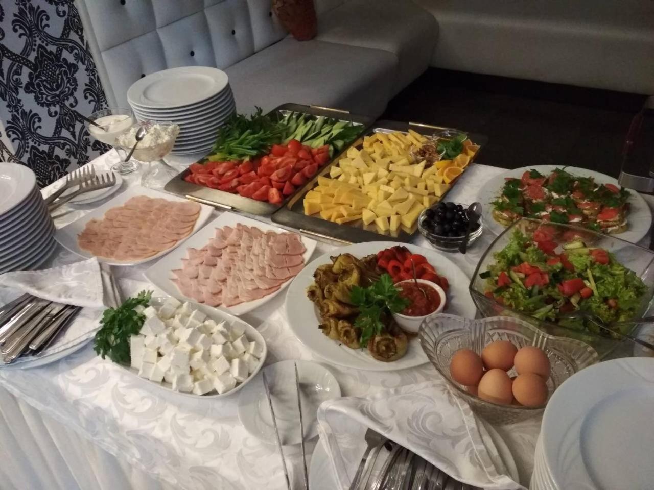 צ'יסינאו Manhattan Hotel & Restaurant מראה חיצוני תמונה